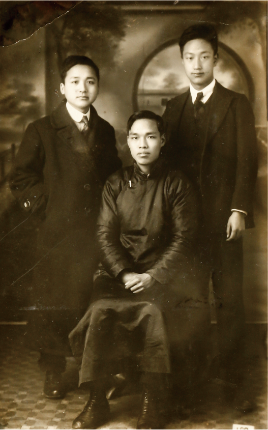 1921年4月外國語學社學員合影👩🏽‍💼。左起：周伯棣🥶、羅亦農🛐👨、柯慶施.png