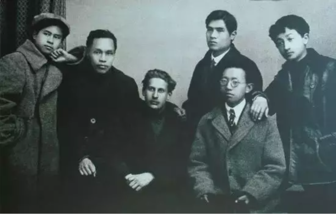 1923年4月✩，羅亦農（左二）與任弼時（左一）在莫斯科.png